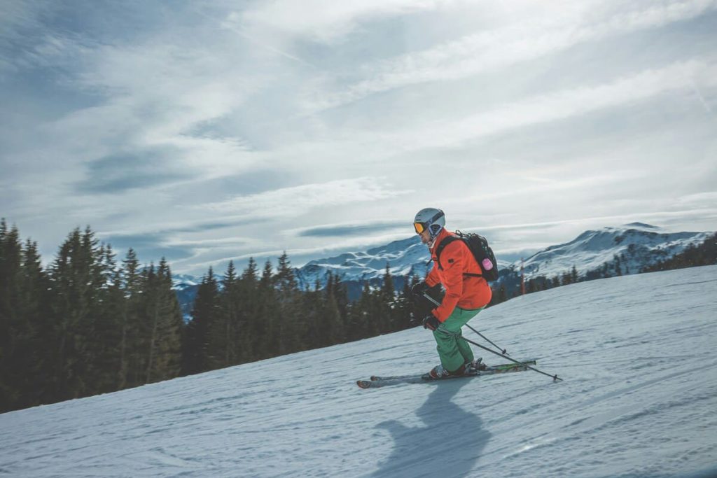 A man skiing down a moutain